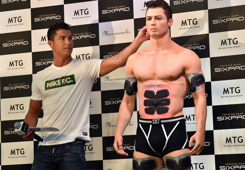 Illustration for article titled Cristiano Ronaldo Has A Great Time Getting Felt Up On Japanese TV